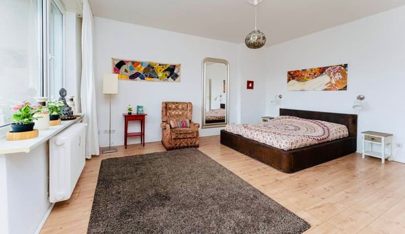 A spacious studio room with Balkony